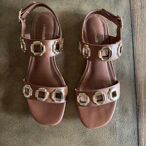 Larroude Milan Flat Sandal In Caramel Leather Size 7